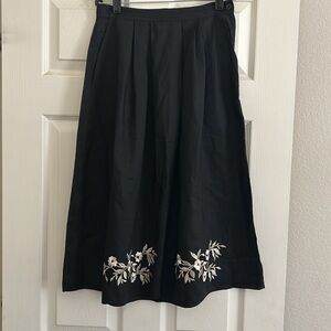 Vintage pleaded embroidered black midi skirt with pockets size 8